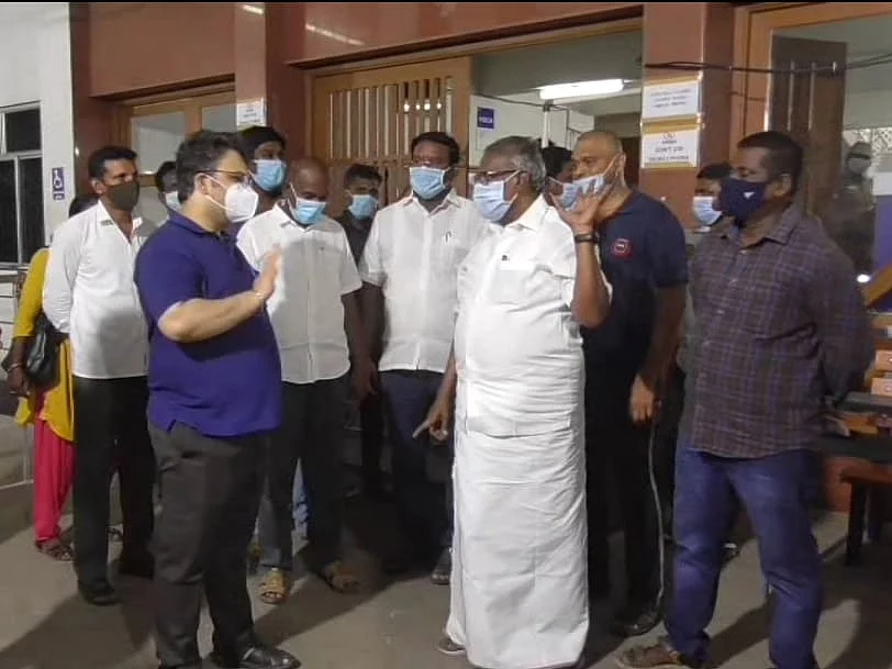 கரூர்: நள்ளிரவில் தானாக இயங்கிய ஏ.சி., கணினிகள்?! - வாக்கு இயந்திரங்கள் அறைக்கு அருகே பரபரப்பு