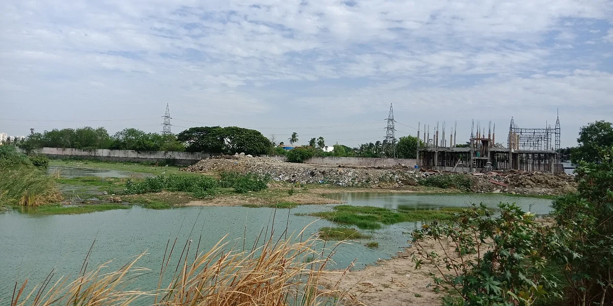 சோழிங்கநல்லூர் தாமரைக்கேணி ஏரியில் கட்டப்படும் காவல் நிலையம்