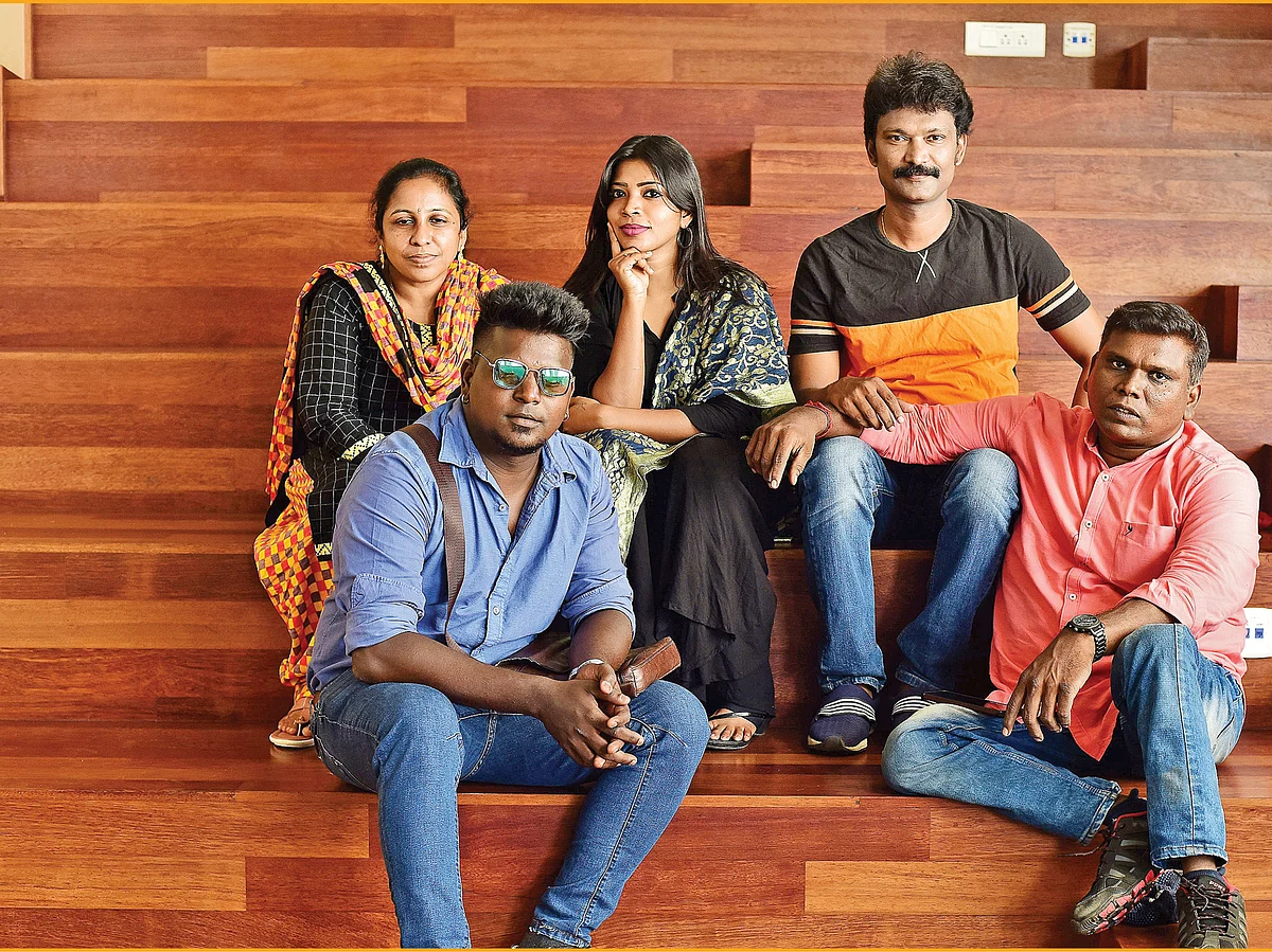 இந்தப் பாடலை எழுதிக்கொண்டிருப்பவர்...