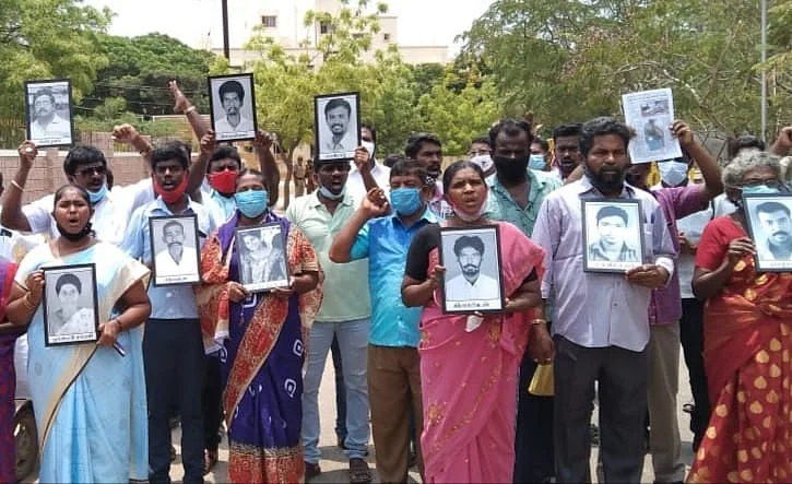 துப்பாக்கிச்சூட்டில் உயிரிழந்தவர்களின் குடும்பத்தினர்