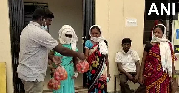 தடுப்பூசி போட்டால் தக்காளில் விநியோகம்