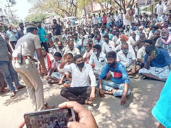 கொலையானவரின் உறவினர்கள் போராட்டம்
