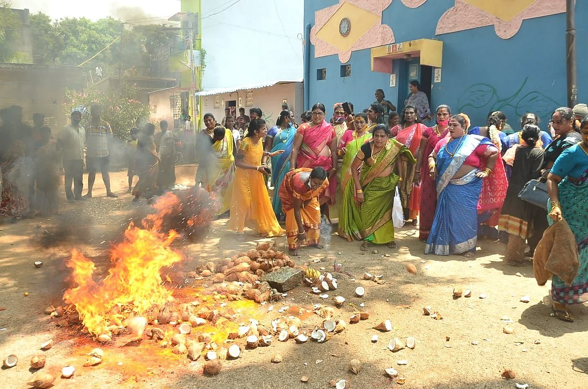 தேங்காய் உடைத்து வழிபாடு
