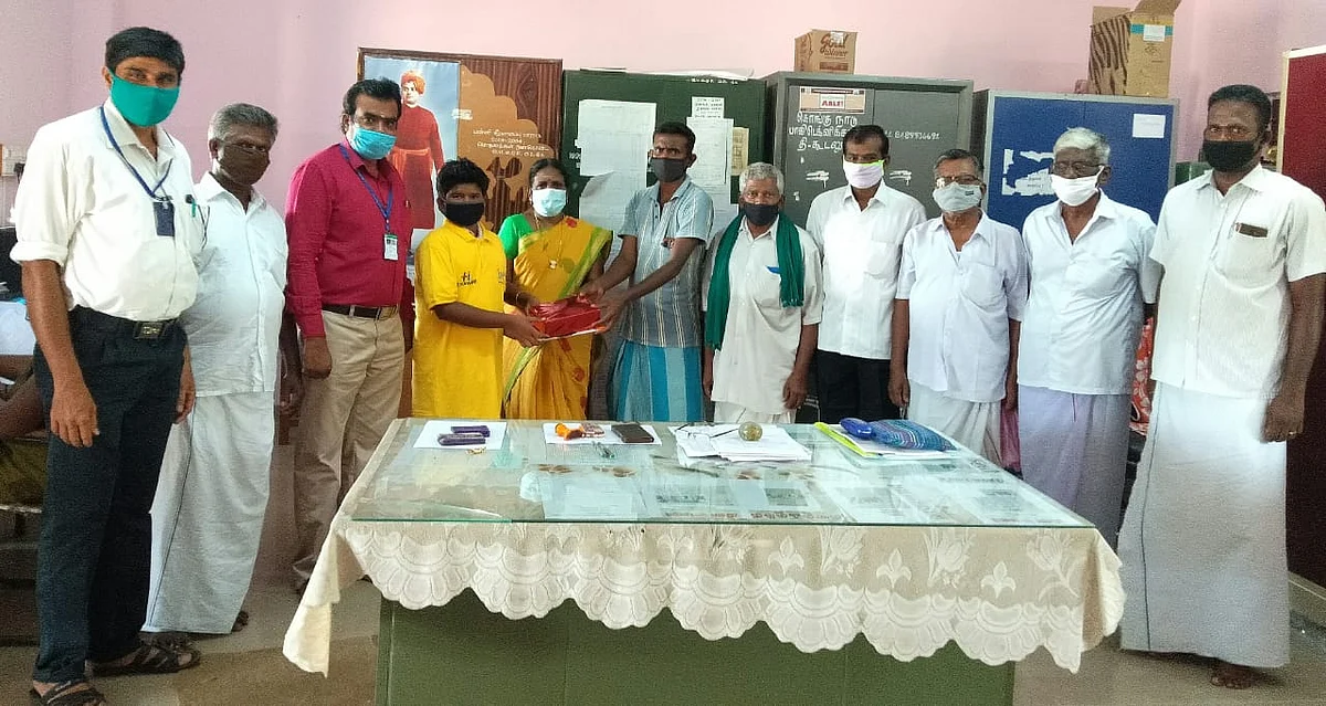 பூவரசனை பாராட்டும் கிராம மக்கள்