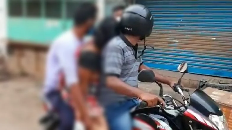 உயிரிழந்த மஞ்சுளாவின் உடலை இருசக்கர வாகனத்தில் ஏற்றிச் செல்லும் அவரது மகன்