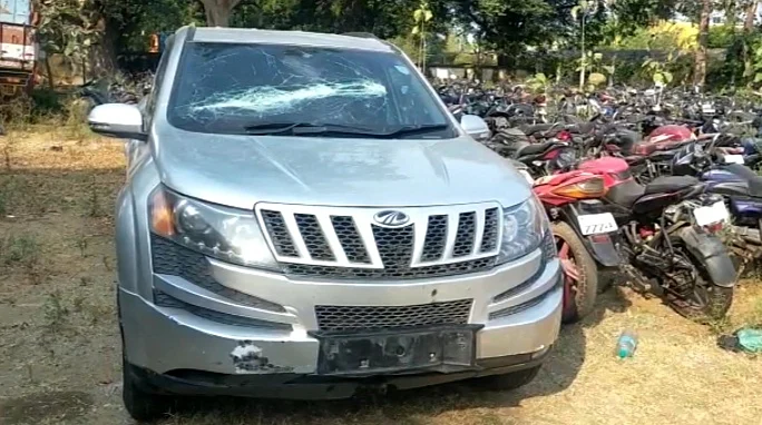 திண்டிவனம் பகுதியில் கொள்ளைக்கு பயன்படுத்திய கார்.