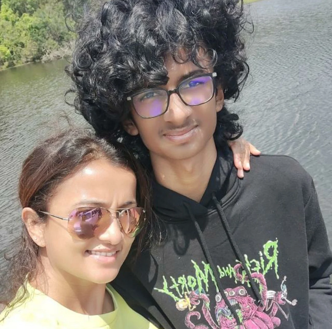 மகனுடன் கிருத்திகா