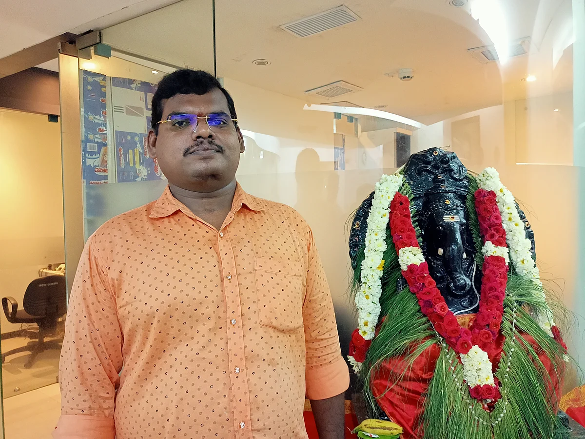 விஞ்ஞான ஜோதிடர் ஆம்பூர் வேல்முருகன்
