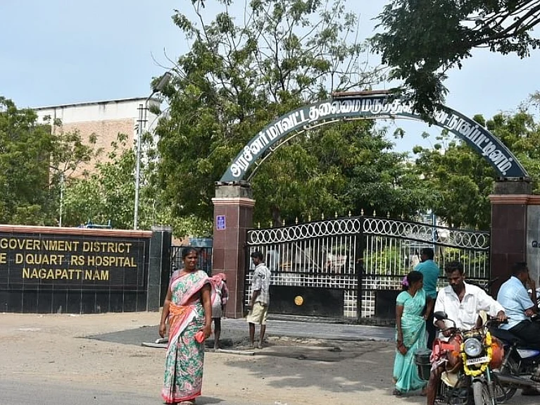 நாகை: குழந்தை பிரசவித்த தாயிடம் பணம் கேட்ட ஊழியர்... தர மறுத்ததால் கீழே தள்ளிவிட்ட அவலம்!