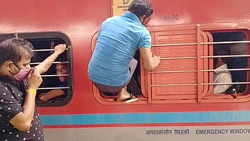 சொந்த ஊர் செல்லும் தொழிலாளர்கள்