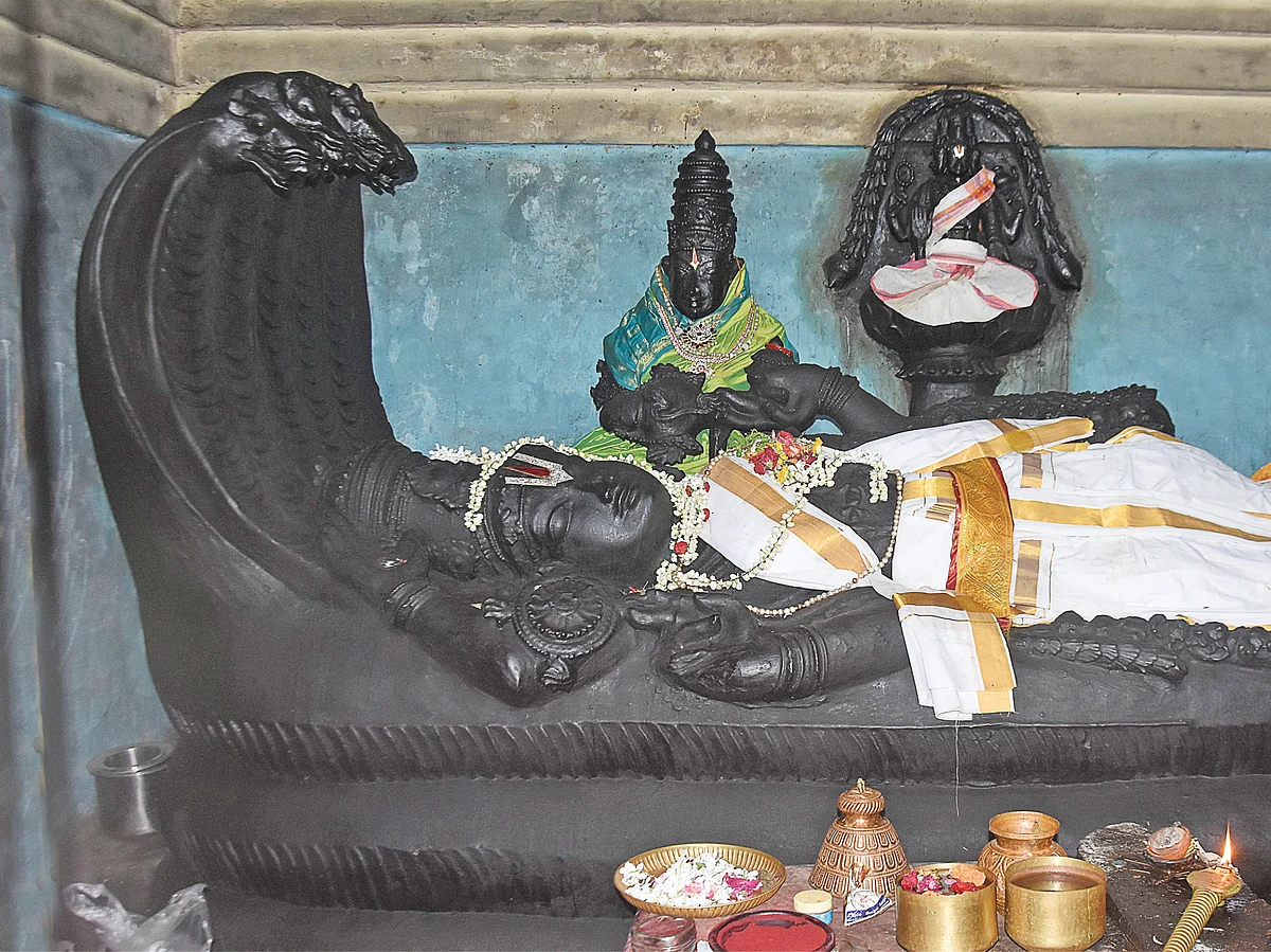 `சயன நாராயணருக்கு வில்வத்தால் அர்ச்சனை!'