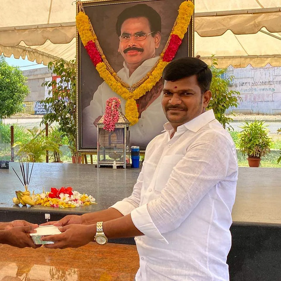 தடையை மீறிய ஸ்டாலினின் மகள் டு அமைச்சர் கனவிலிருக்கும் பா.ம.க வேட்பாளர்கள் வரை.. கழுகார் அப்டேட்ஸ்!