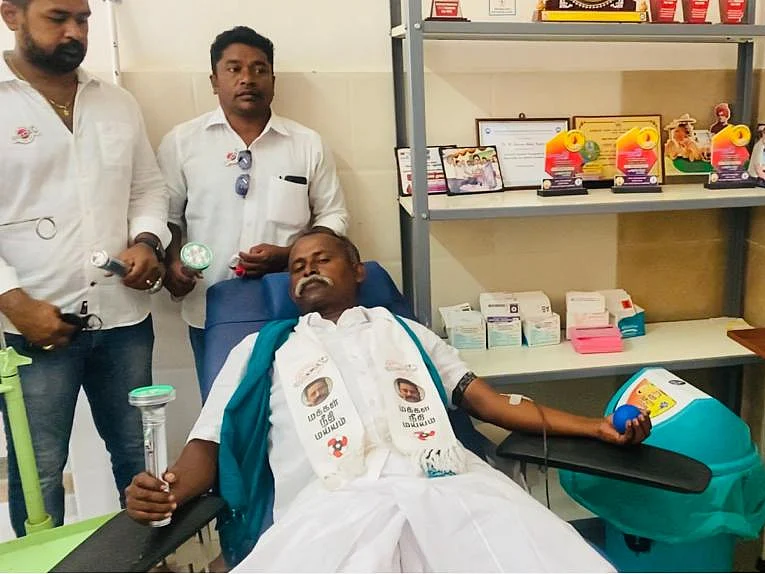 புதுக்கோட்டை: `பிரசாரத்தைப் பிறகு பார்த்துக்கலாம்; உயிரைக் காப்பாத்தணும்!’ -நெகிழவைத்த வேட்பாளர்
