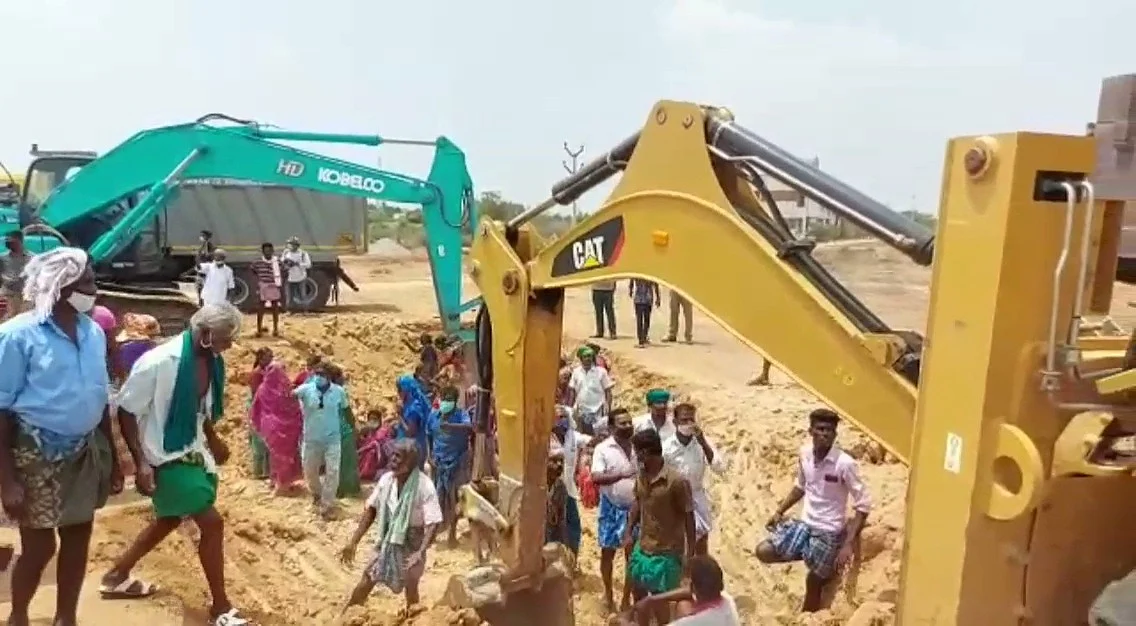புதுக்கோட்டை:`தேர்தல் முடிந்ததும் ஆரம்பிக்கிறாங்க!’-அடுக்குமாடிக் குடியிருப்புக்குக் கடும் எதிர்ப்பு
