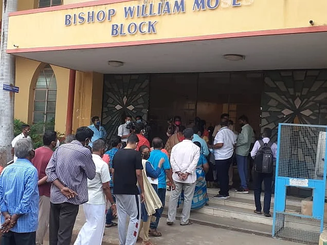 வாக்குச் சாவடிகளில் பாதுகாப்பு நடவடிக்கை எப்படி இருக்கிறது?! #VikatanPollResults