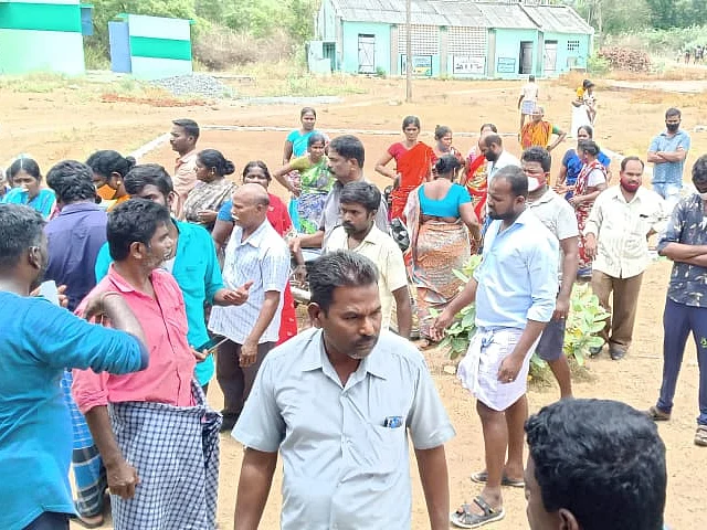தி.மலை: ஊரைவிட்டு ஒதுக்கிவைக்கப்பட்ட குடும்பம்? ; மூதாட்டி இறுதிச்சடங்கில் அவலம்! - நடந்தது என்ன?