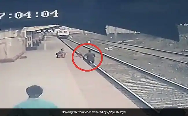 குழந்தையை காப்பாற்றும் மயூர்