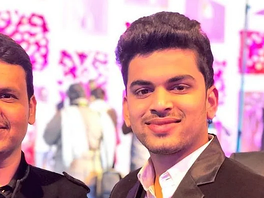 மகாராஷ்டிரா: 23 வயது உறவினருக்கு கொரோனா தடுப்பூசி! - தொடர் சர்ச்சையில் தேவேந்திர பட்னாவிஸ்