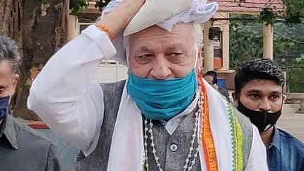 இருமுடிகட்டுடன் சபரிமலை சென்ற கேரள கவர்னர் ஆரிஃப் முகமதுகான்