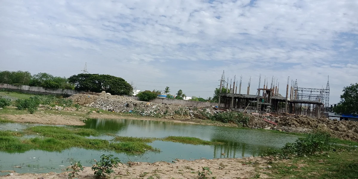 ஏரியில் மேற்கொள்ளப்பட்ட காவல் நிலைய கட்டுமானம்