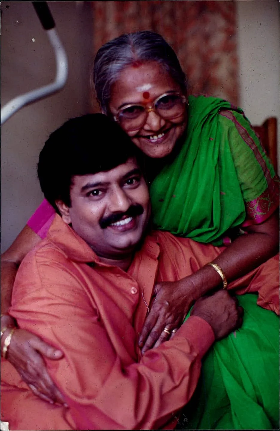 தாயார் மணியம்மாளுடன் விவேக்