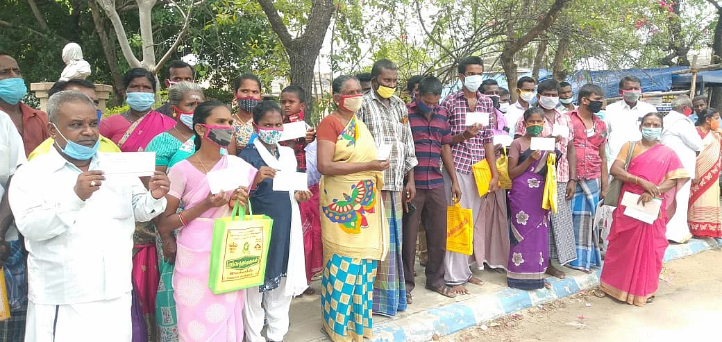 புகார் மனு அளிக்க வந்த பாதிக்கப்பட்டவர்கள்