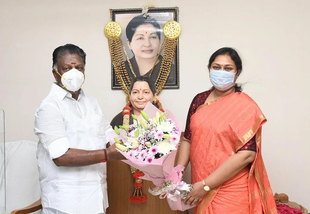 ஓ.பன்னீர்செல்வத்
துடன் விந்தியா