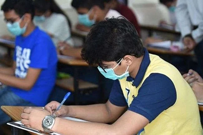 கொரோனா காலத்தில் பொதுத் தேர்வுகள்