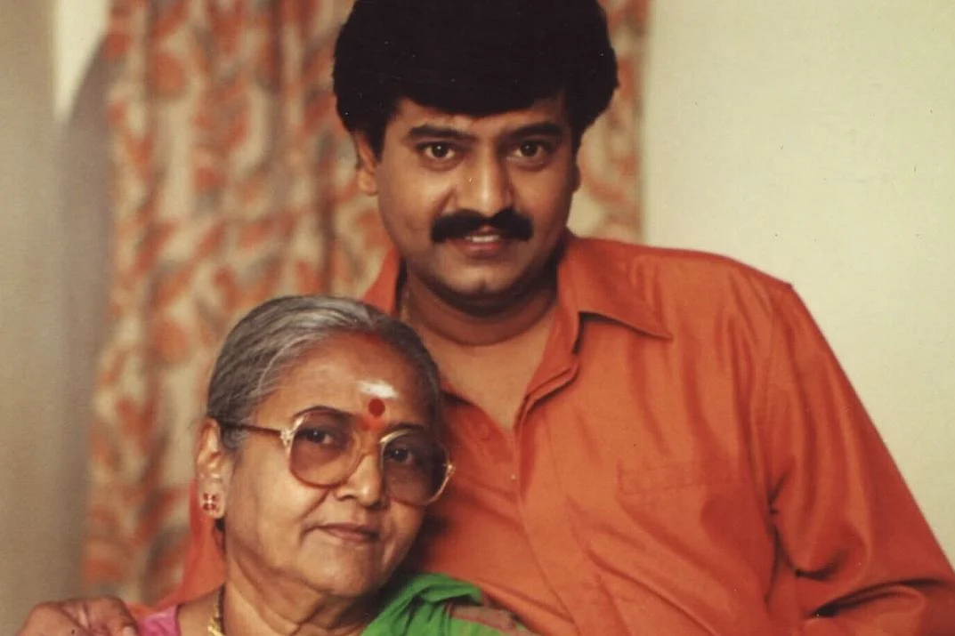 தாயார் மணியம்மாளுடன் நடிகர் விவேக்