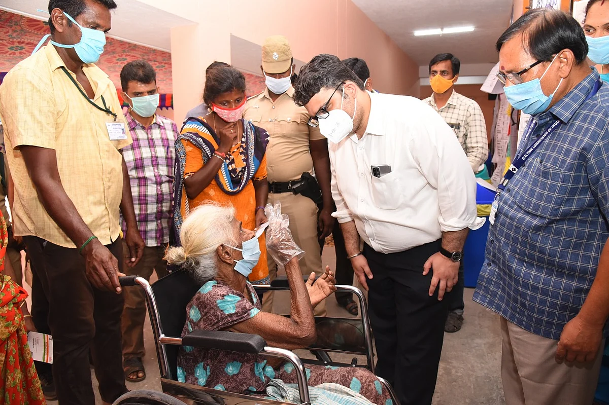 ஞானாம்பாள் பாட்டியை வணங்கும் ஆட்சியர் வடநேரே