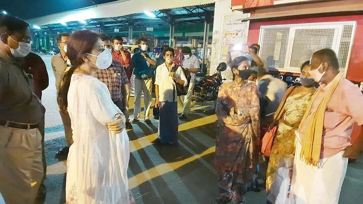 பேருந்துநிலையத்தில் இரவில் தவித்த பெண்கள்