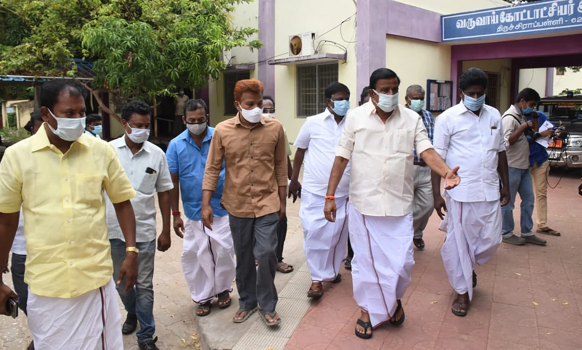 தி.மு.க நிர்வாகிகளுடன் கே.என் நேரு