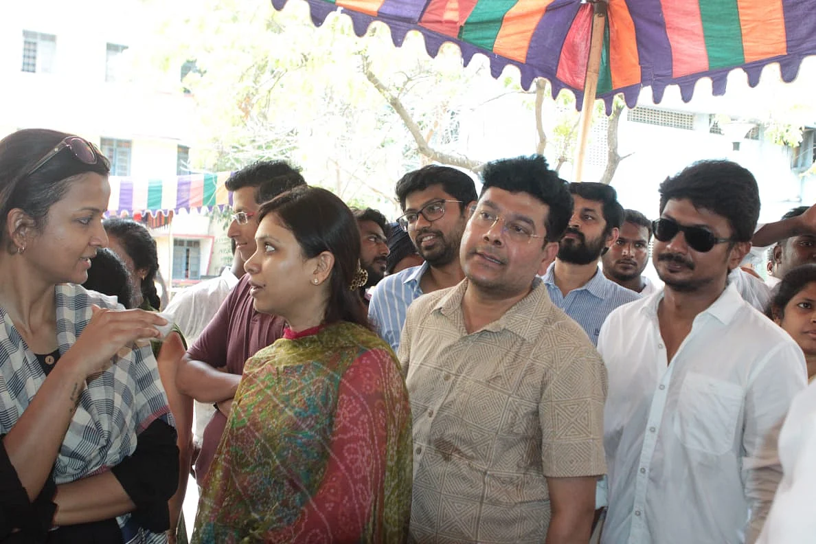 குடும்பத்தினருடன் கிருத்திகா