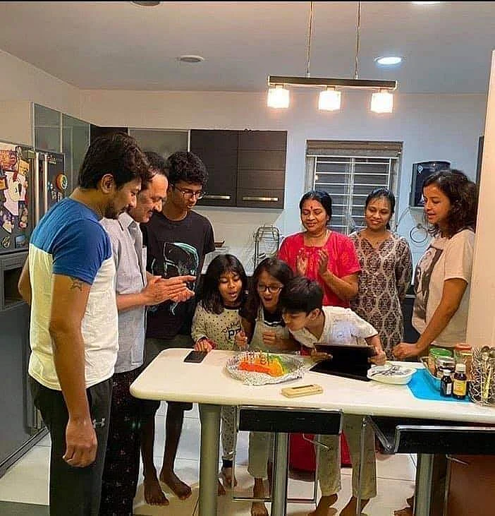 குடும்பத்தினருடன் கிருத்திகா
