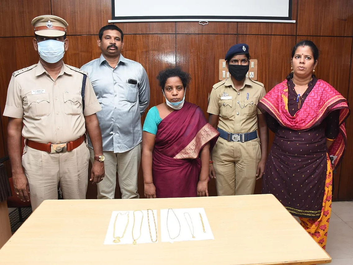 காவலர்களிடம் பிடிபட்ட ரா.சீத்தாலட்சுமி
