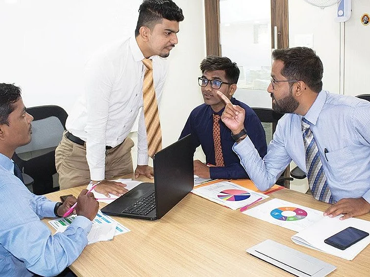பணியிடத்தில் கடினமான மனிதர்களை எப்படிக் கையாள்வது? ஆபீஸ் சூட்சுமங்களுக்கான தீர்வுகள்!