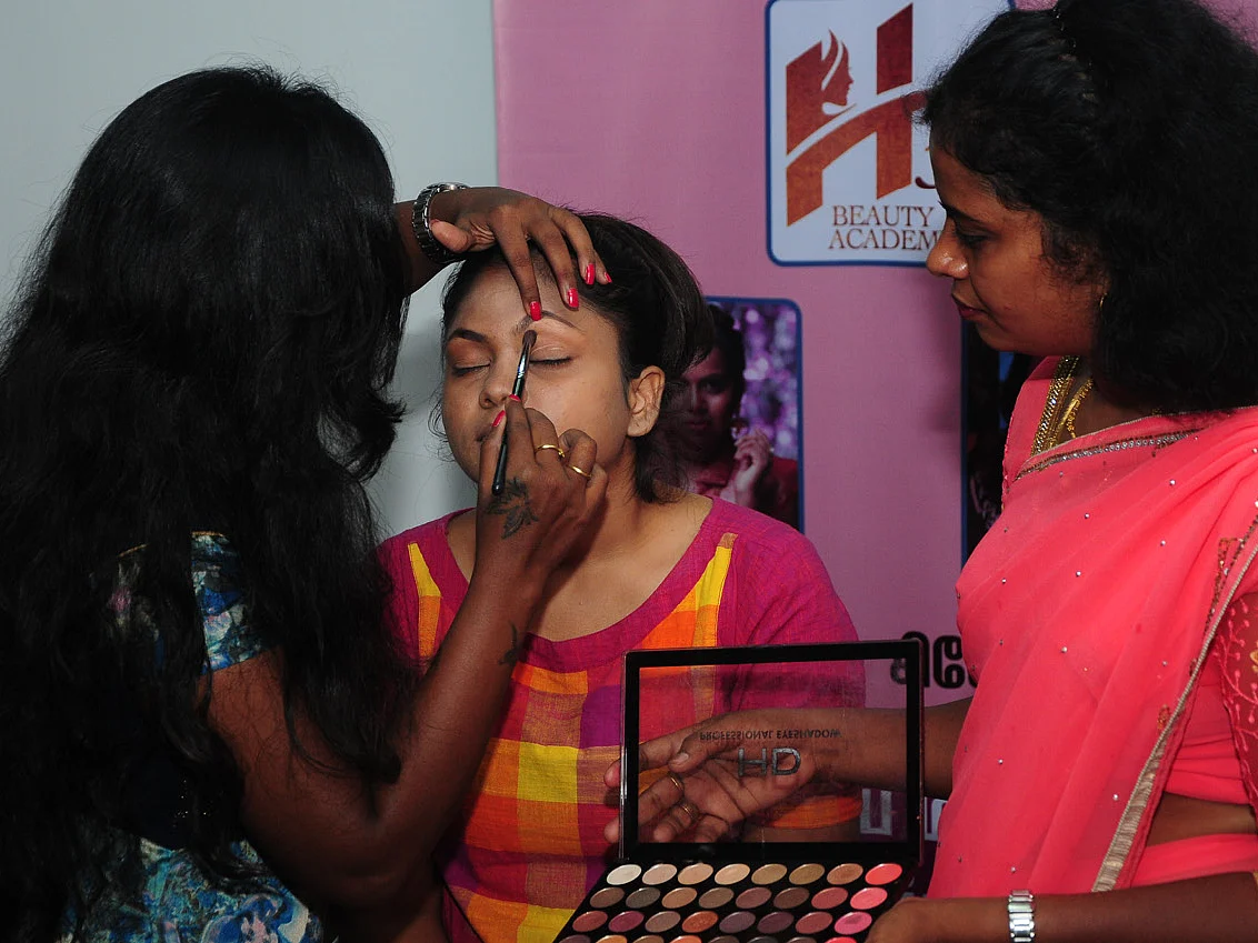 அடிப்படை முதல் அட்வான்ஸ்டு லெவல் மேக்கப்வரை... வாசகிகளுக்கு வழிகாட்டிய
`அவள் விகடன்' பயிற்சி!