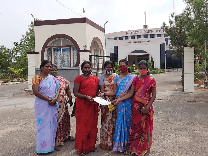கரூர்: 'கடன் வசூல் தொகை ரூ.10 லட்சம்; மாயமான இடைத்தரகர் பெண்!’ - கலங்கும் சுயஉதவிக்குழுப் பெண்கள்