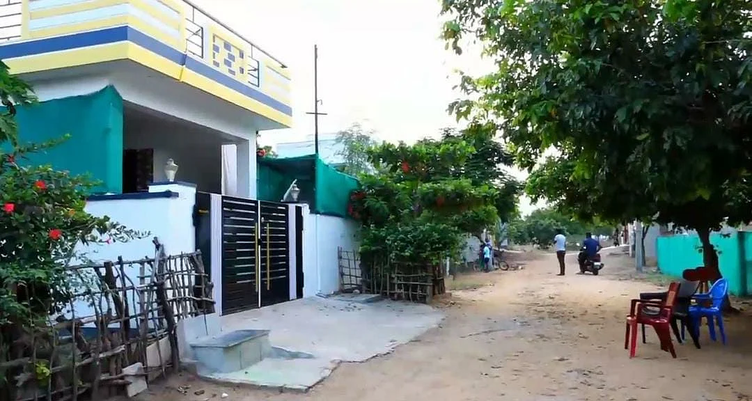 சுஜாவின் தந்தை வீடு
