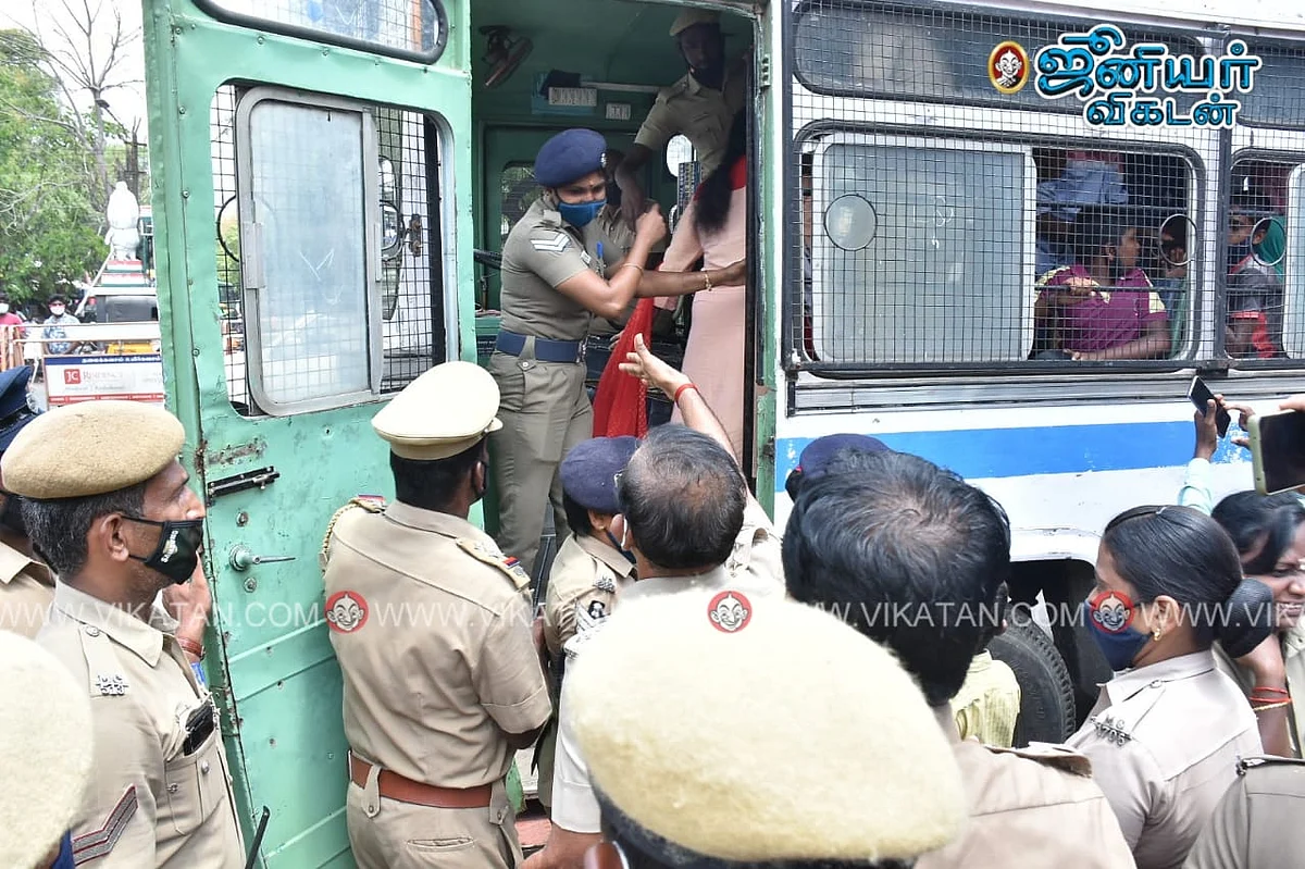 கைதுசெய்யப்பட்ட பொதுமக்கள்