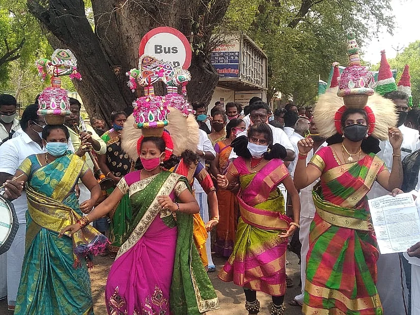 "ஊரடங்கில் தளர்வுகள் இல்லையென்றால் கிராமிய கலையே அழிந்து விடும்" - கலங்கும் கலைஞர்கள்!