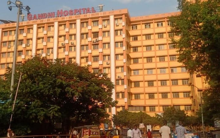 ஐதராபாத்: கொரோனா நோயாளியை அலைக்கழித்த மருத்துவமனைகள்! - தாயின் மரணத்தால் கலங்கி நிற்கும் மகன்