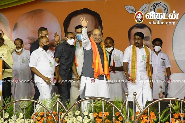 பொதுக்கூட்ட மேடையில் அமித் ஷா