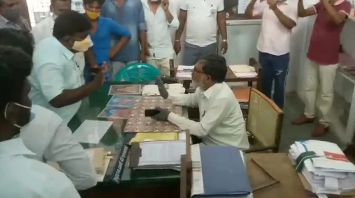 வாக்குவாதத்தில் ஈடுபட்ட உறவினர்கள்