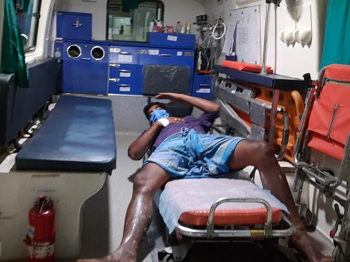 மணல் கொள்ளை... தடுத்த போலீஸார்மீது பெட்ரோல் குண்டுவீச்சு! - வேதாரண்யத்தில் அதிர்ச்சி