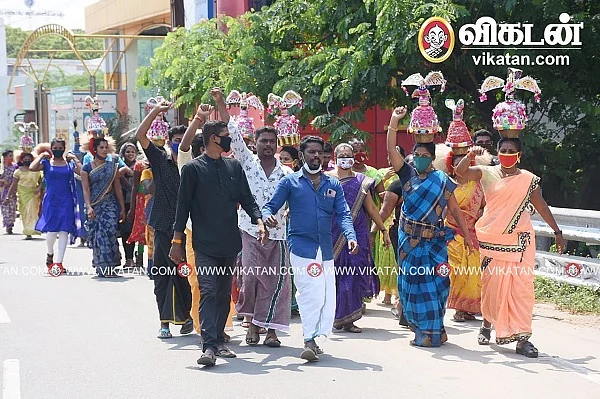 ஊர்வலமாக வந்த கலைஞர்கள்