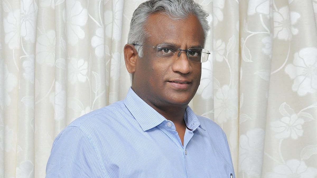 Junior Vikatan - 05 May 2021 - “தேவைக்கு அதிகமாகவே தமிழகத்தில் ஆக்ஸிஜன் இருக்கிறது!” | Doctor selvavinayagam interview about oxygen stock - Vikatan