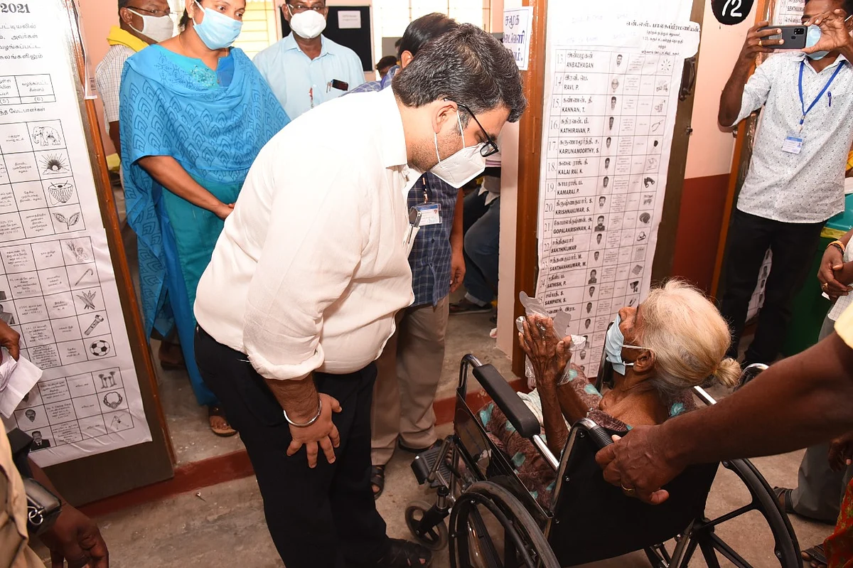 ஞானாம்பாள் பாட்டியிடம் விசாரிக்கும் ஆட்சியர்