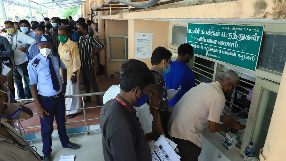 ரெம்டெசிவிர் வாங்க காத்திருக்கும் மக்கள்