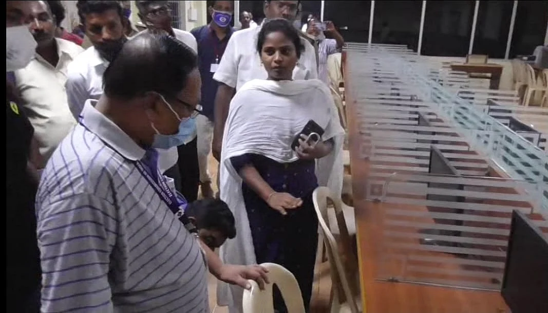 கணினிகளை ஆய்வு செய்யும் அதிகாரிகள்